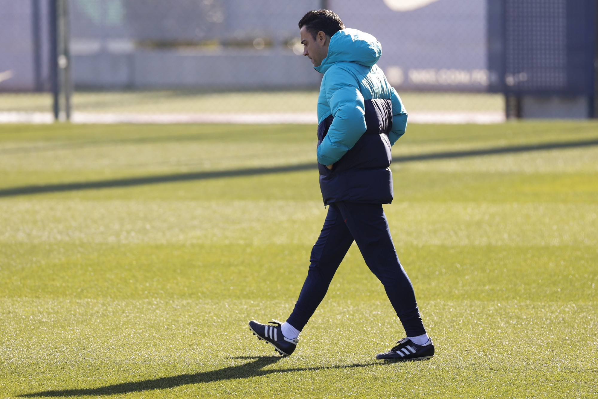 Xavi Hernández, caminando por la Ciutat Esportiva Joan Gamper / EFE