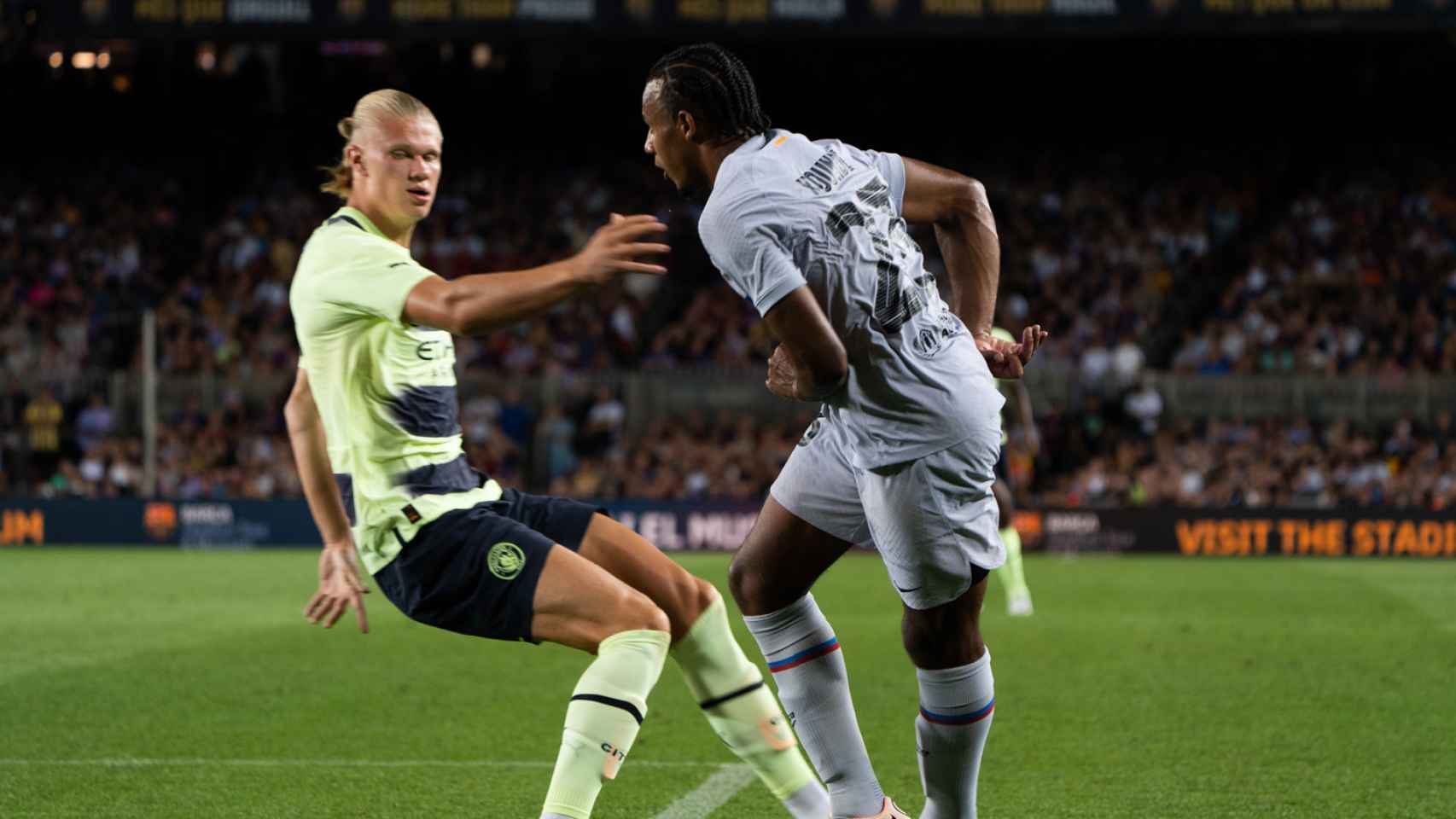 Kounde, que espera poder ser inscrito ante el Valladolid, y Erling Haaland, contra el Manchester City / LUIS MIGUEL AÑÓN (CULEMANIA)