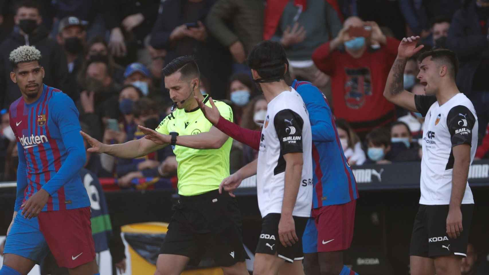 Del Cerro Grande, tras anular un gol al Valencia durante el partido contra el Barça que se disputó en Mestalla / EFE