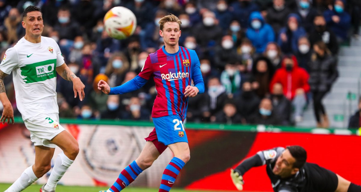 De Jong falla una ocasión clara en el Elche-Barça / FCB