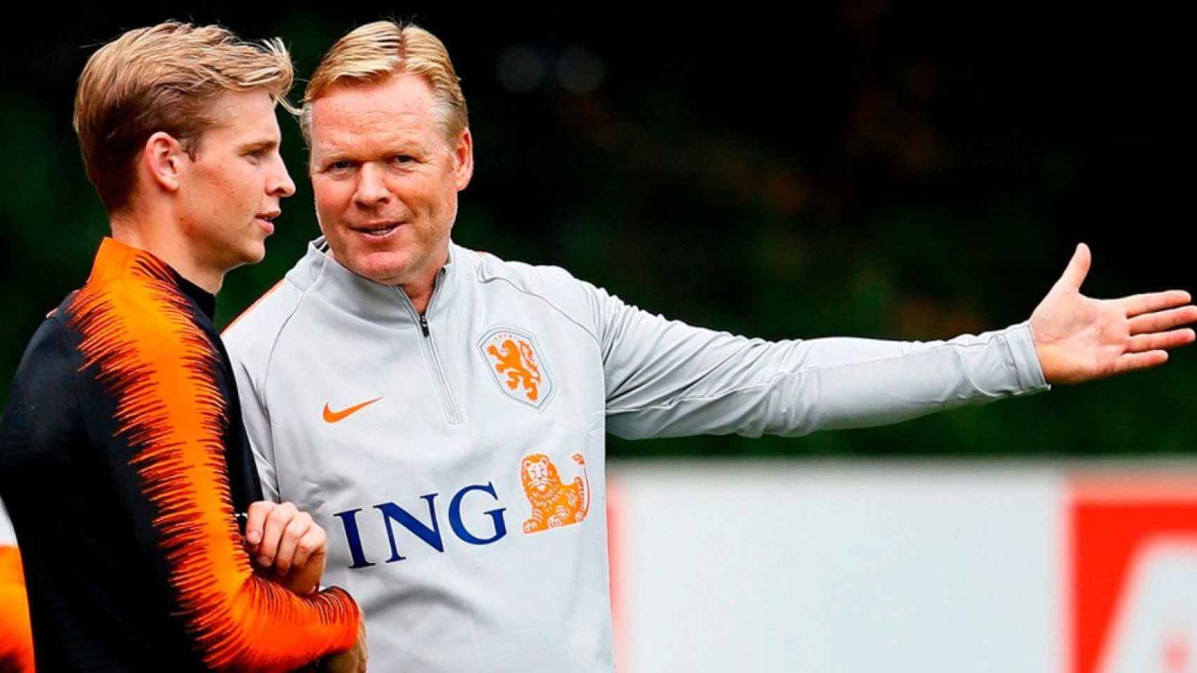 De Jong hablando con Roland Koeman, seleccionador holandés / EFE