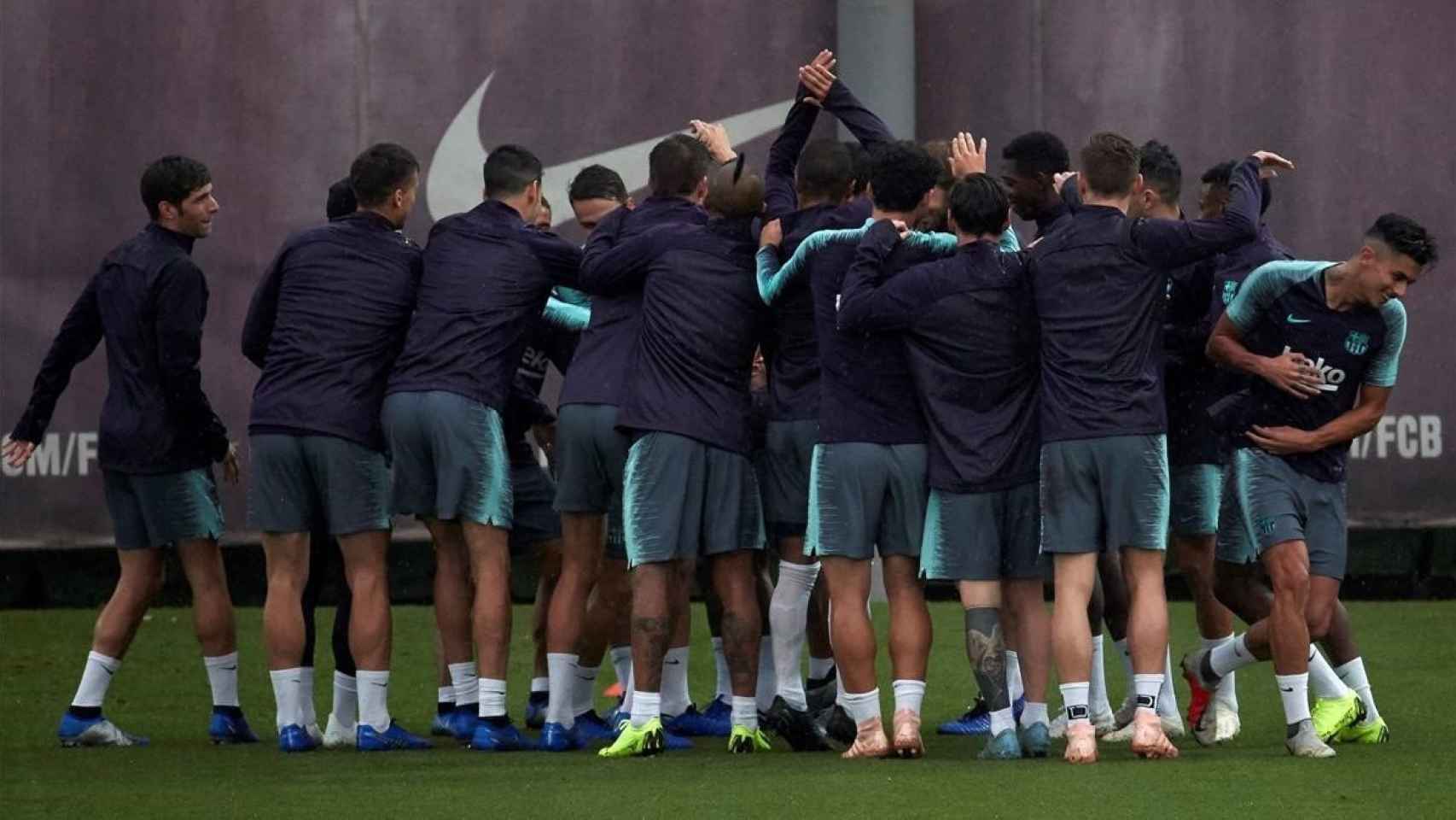 Los jugadores del Barça dan la bienvenida a Chumi / EFE