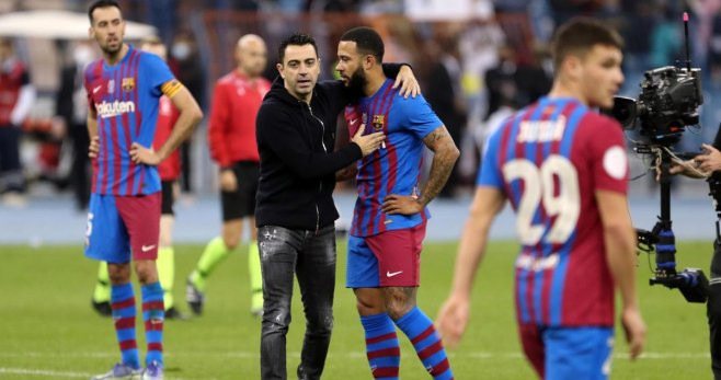 Xavi, junto a Memphis Depay tras un partido del Barça / EFE