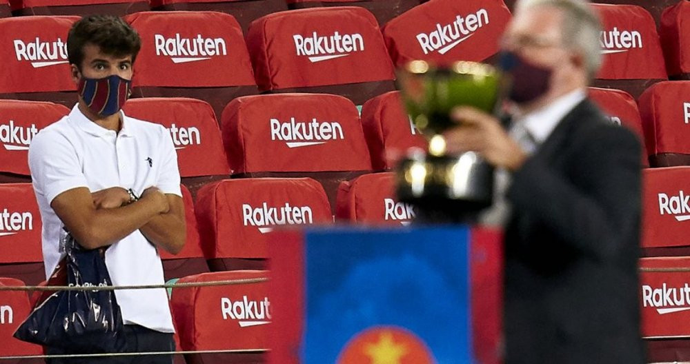 Riqui Puig observando el trofeo Joan Gamper / Redes