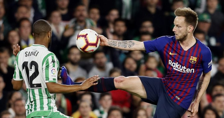 Ivan Rakitic en una acción del Betis - Barça / EFE