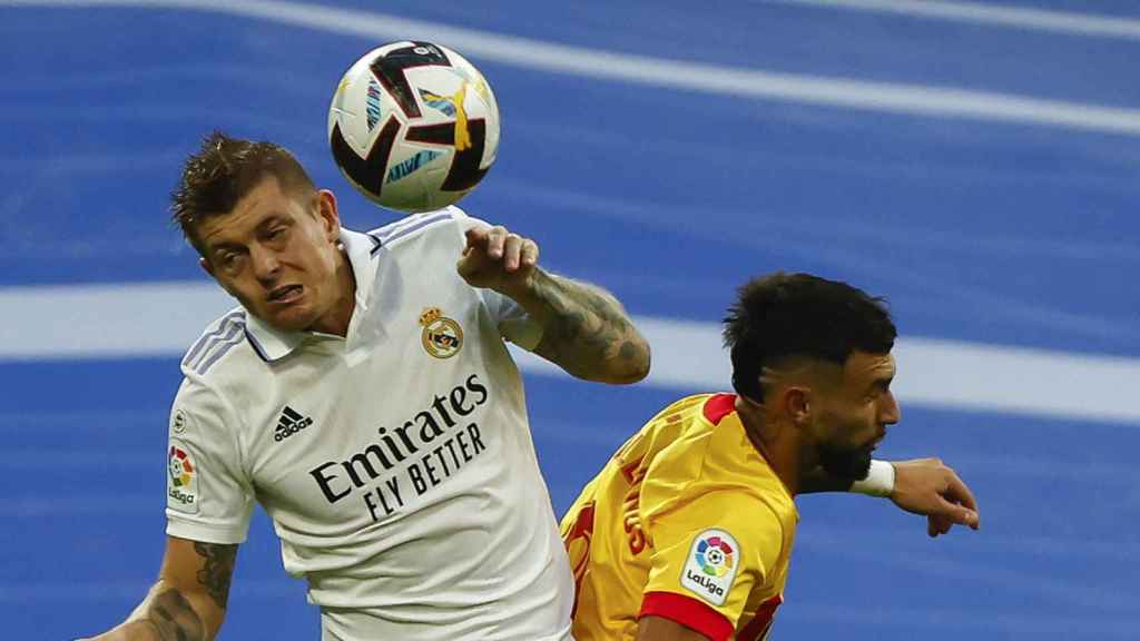 La disputa de balón entre Toni Kroos y Valentín Castellanos / EFE