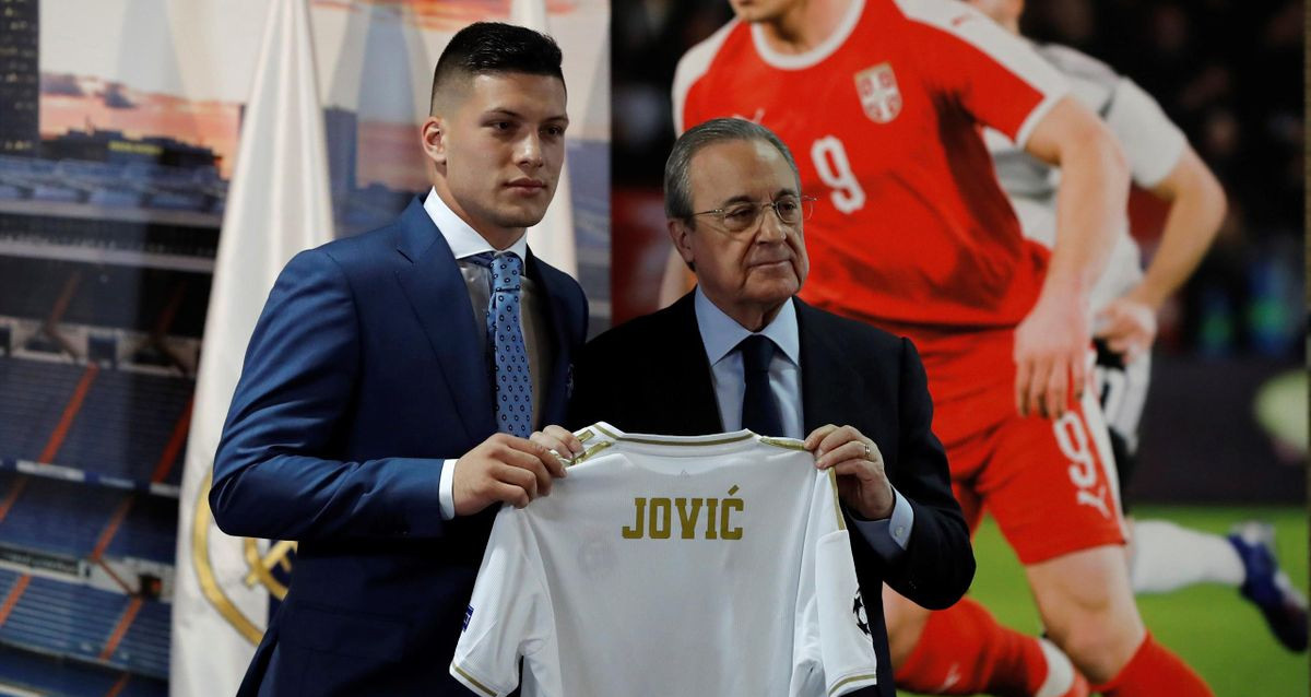 Luka Jovic y Florentino Pérez, en la presentación del delantero serbio / EFE