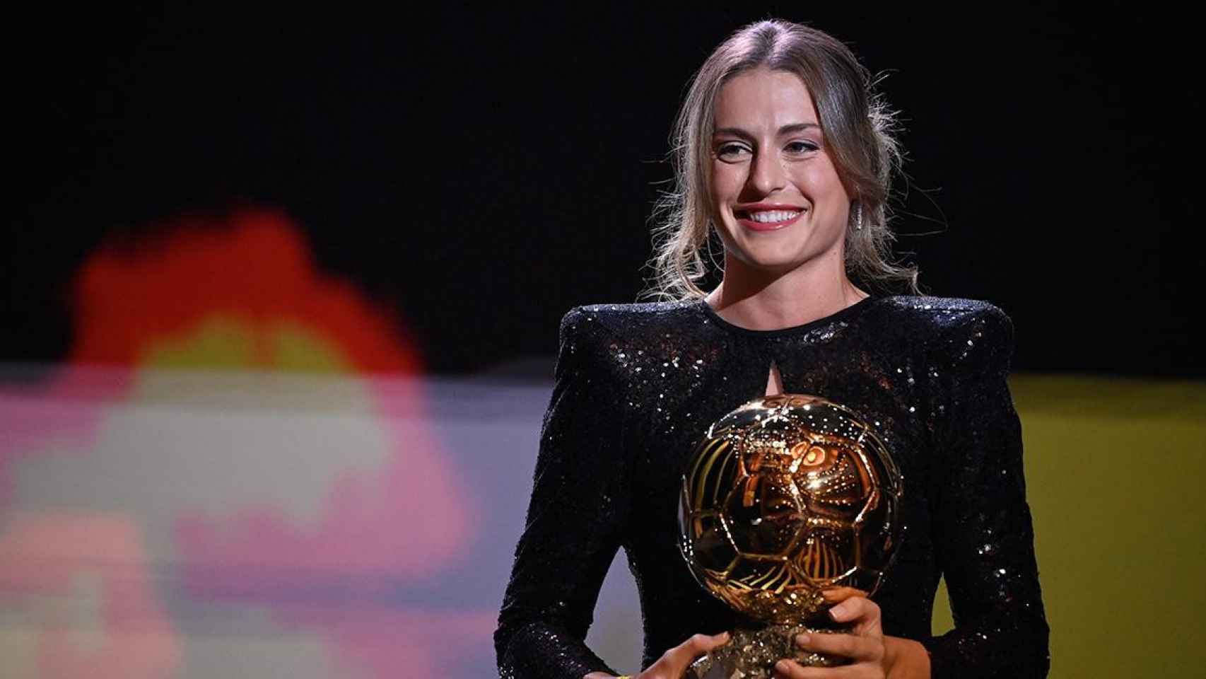 La futbolista Alexia Putellas posa con el Balón de Oro que ganó en noviembre / EUROPA PRESS