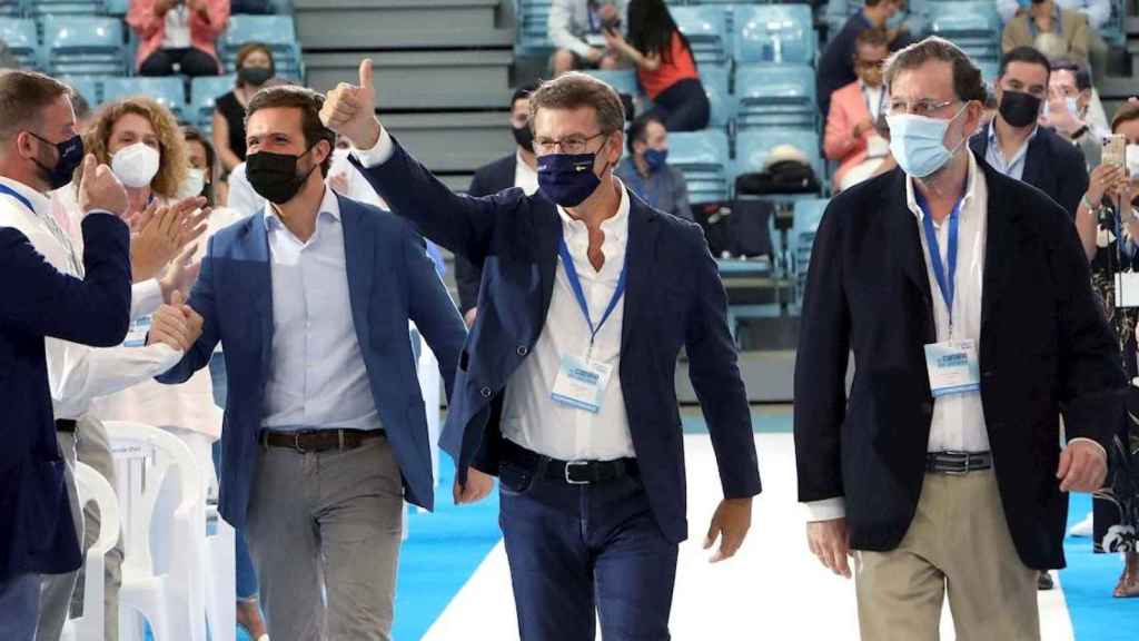 El presidente gallego y líder del PPdeG, Alberto Núñez Feijóo (centro), acompañado del presidente del PP, Pablo Casado, y del expresidente del gobierno Mariano Rajoy, durante la clausura del 17 congreso del PP de Galicia, celebrado este sábado en Santiago