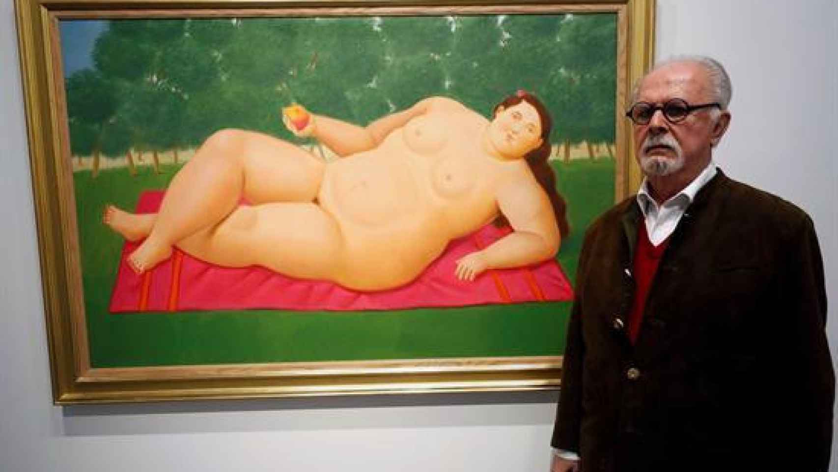 Fernando Botero, amante de los toros, ante una pintura suya en una exposición / EFE