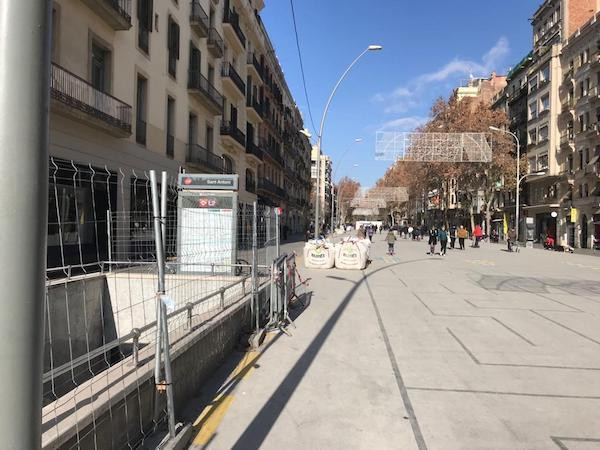 Estado de la Ronda de Sant Antoni tras la retirada de las carpas / CG