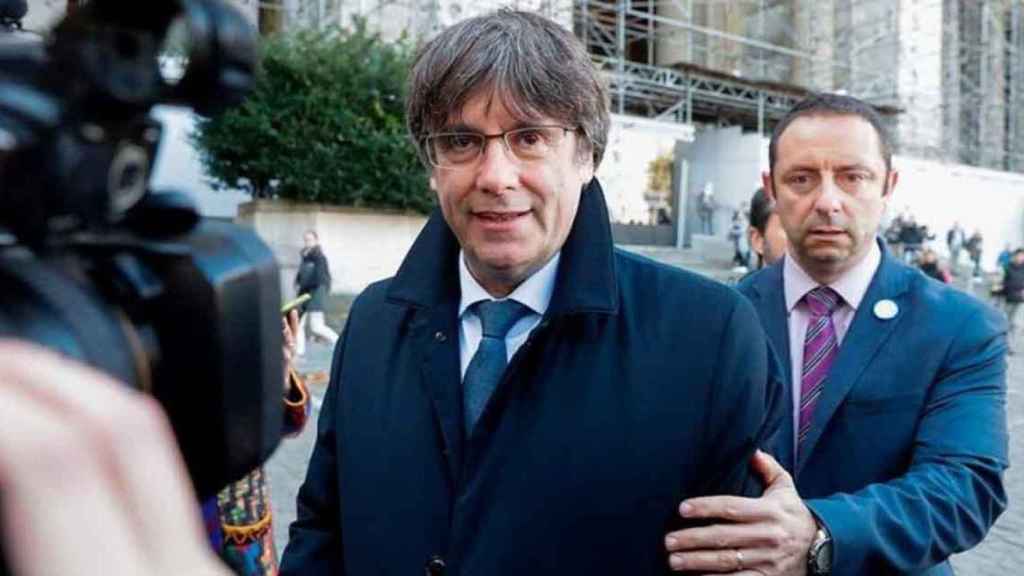 El fugado Carles Puigdemont, con su escolta