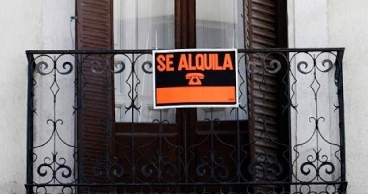 Un cartel en el balcón de una vivienda en alquiler / EP