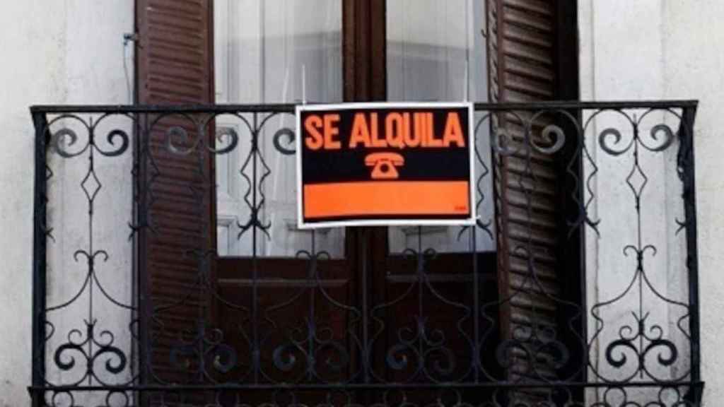 Un cartel en el balcón de una vivienda en alquiler