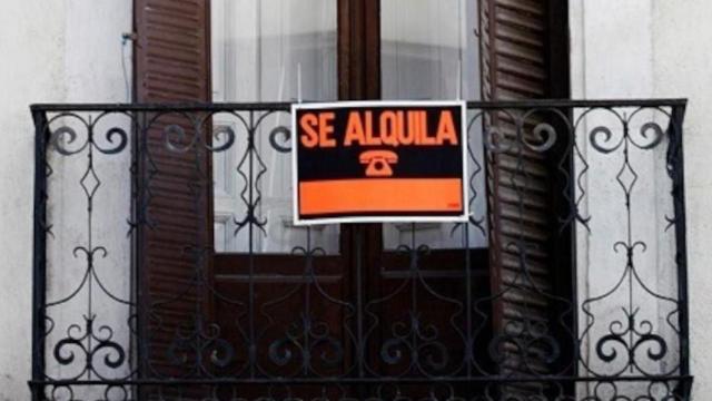 Un cartel en el balcón de una vivienda en alquiler / EP