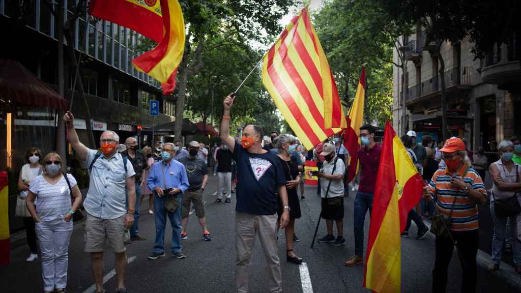 Concentración contra los indultos a los líderes del 'procés' ante la Delegación del Gobierno en Barcelona / EUROPA PRESS