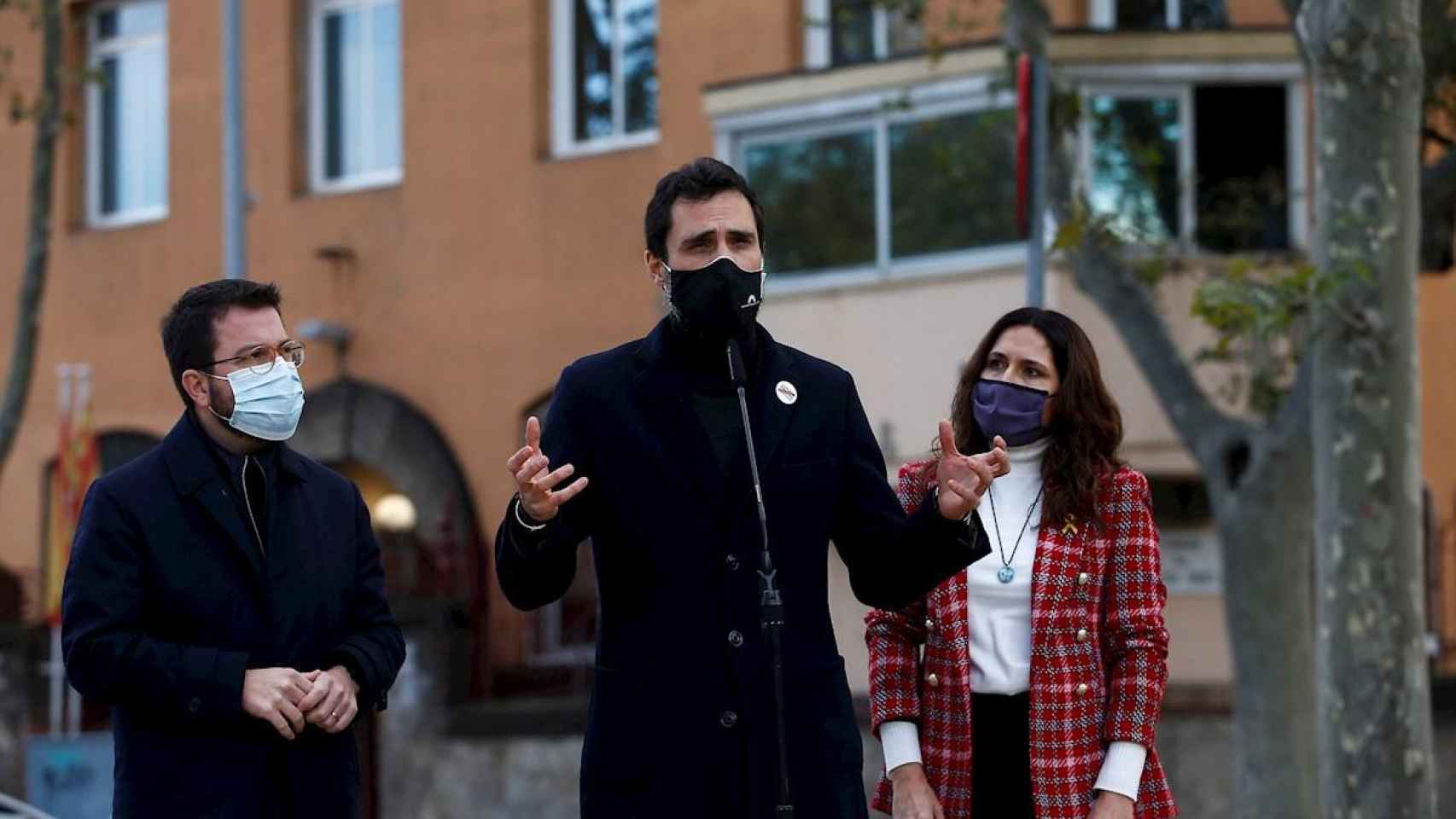 El vicepresidente del Parlament, Roger Torrent, junto al de la Generalitat, Pere Aragonés, y la número dos de la lista, Laura Vilagrà, tras visitar a Carme Forcadell en la cárcel de Wad-Ras / EFE