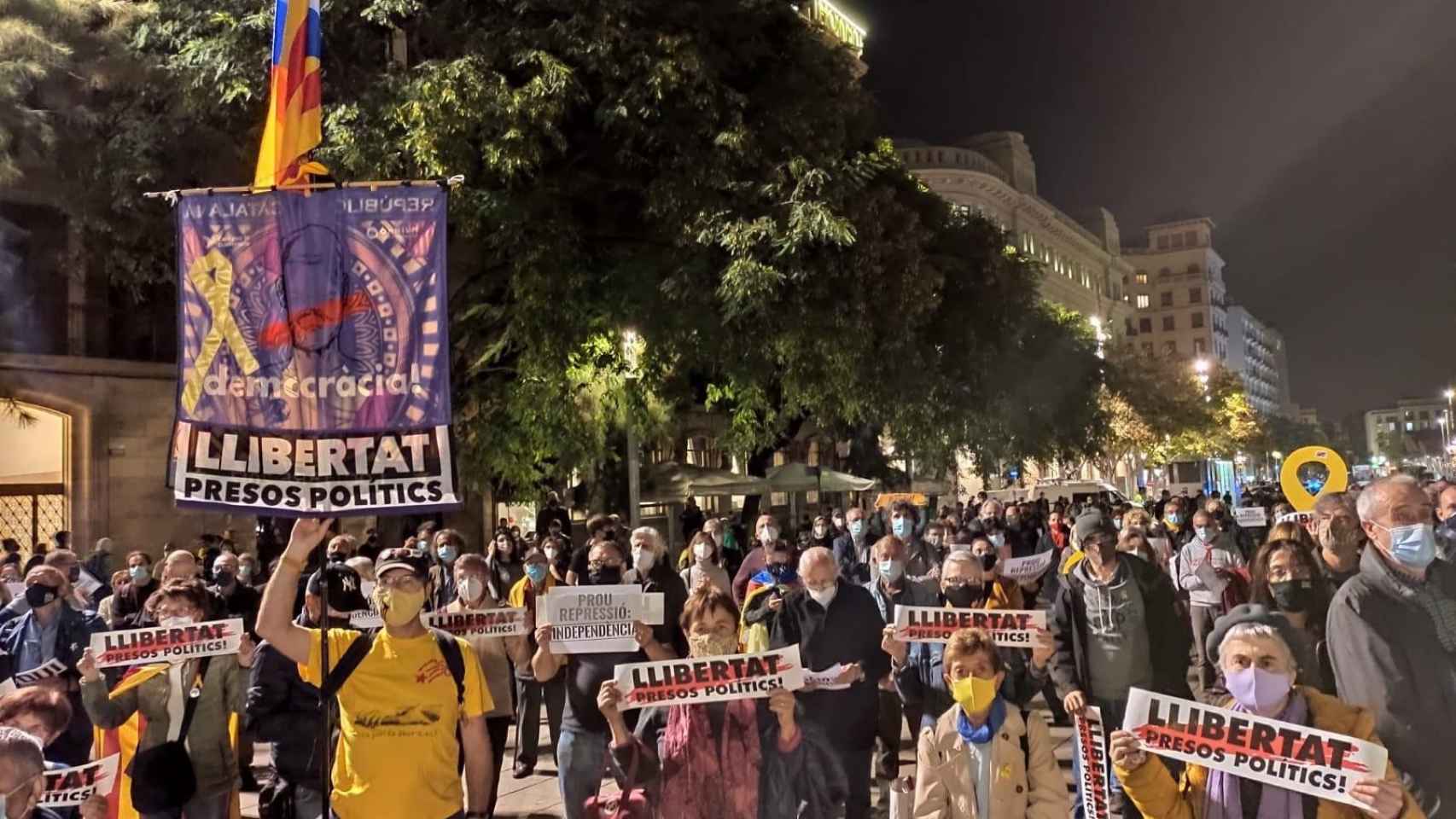 Concentración en la plaza de la Catedral de Barcelona contra la detención de varios empresarios y dirigentes independentistas por un presunto desvío de fondos públicos al 'procés' / EUROPA PRESS