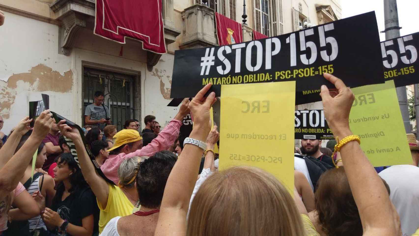 Manifestantes independentistas contra ERC y Gabriel Rufián en Mataró / @155Stop