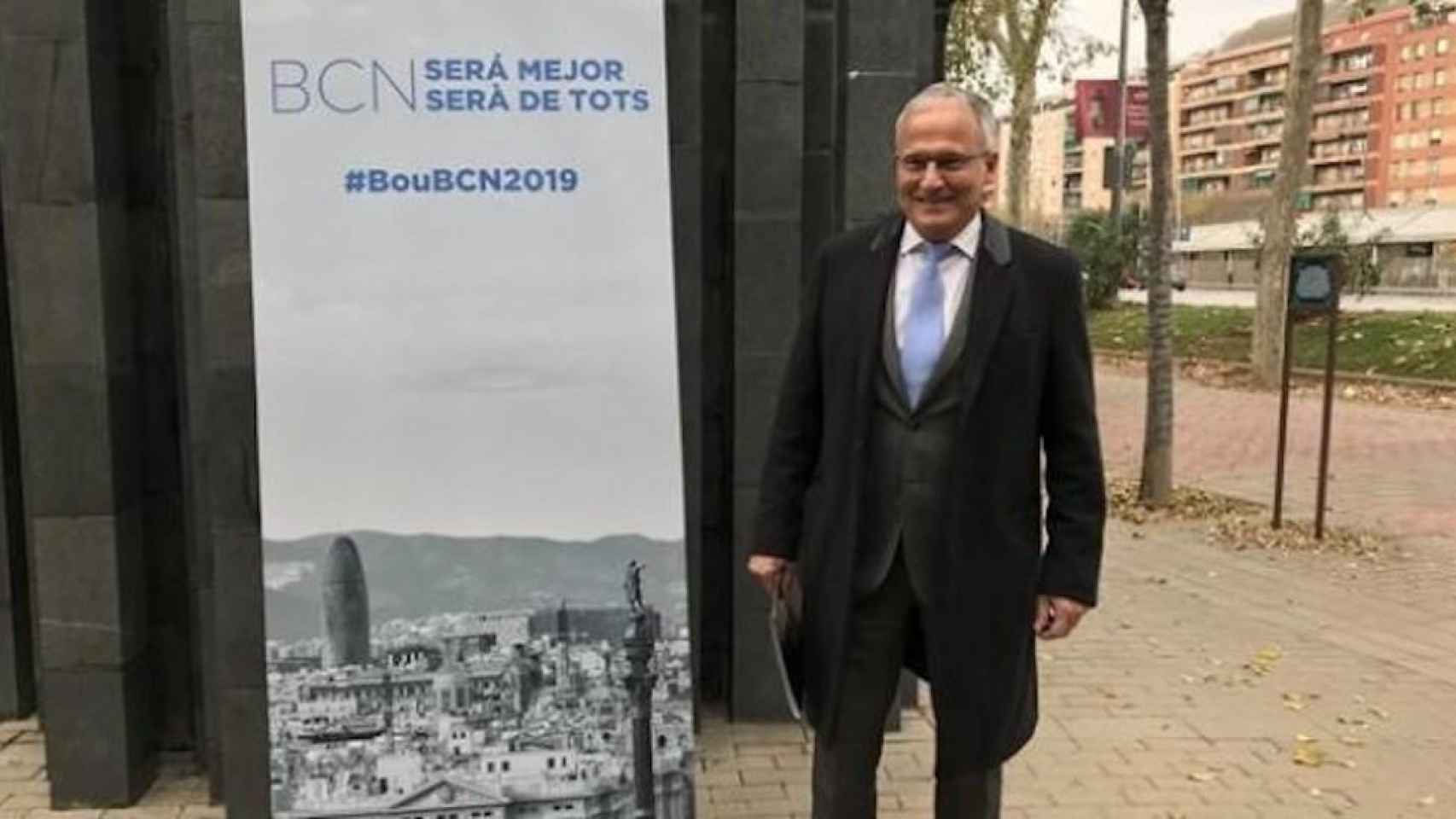 El candidato del PP a la alcaldía de Barcelona, Josep Bou, frente al monumento en homenaje a las víctimas de ETA del Hipercor en Barcelona / EUROPA PRESS