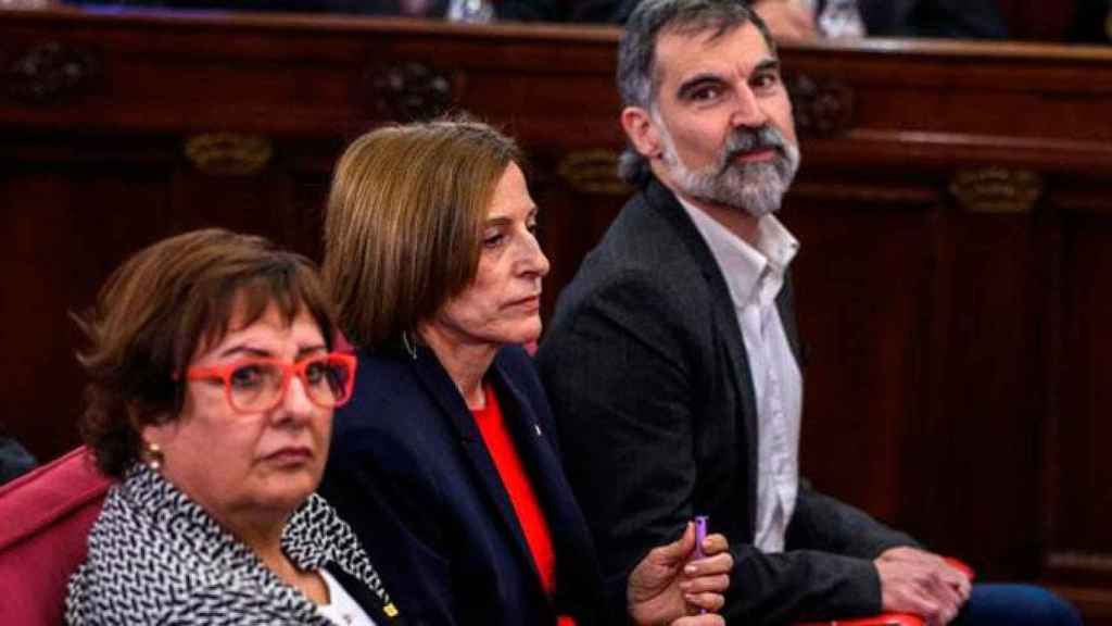 Carme Forcadell, entre Dolors Bassa y Jordi Cuixart