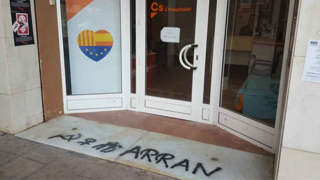 Pintadas de Arran en la sede de Ciudadanos en L'Hospitalet / TWITTER