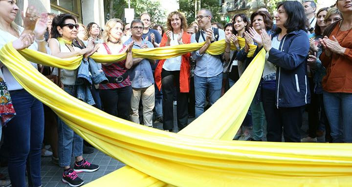 Empleados de la Consejería de Justicia reciben con un gran lazo amarillo a Ester Capella tras tomar posesión del cargo / JUSTICIA