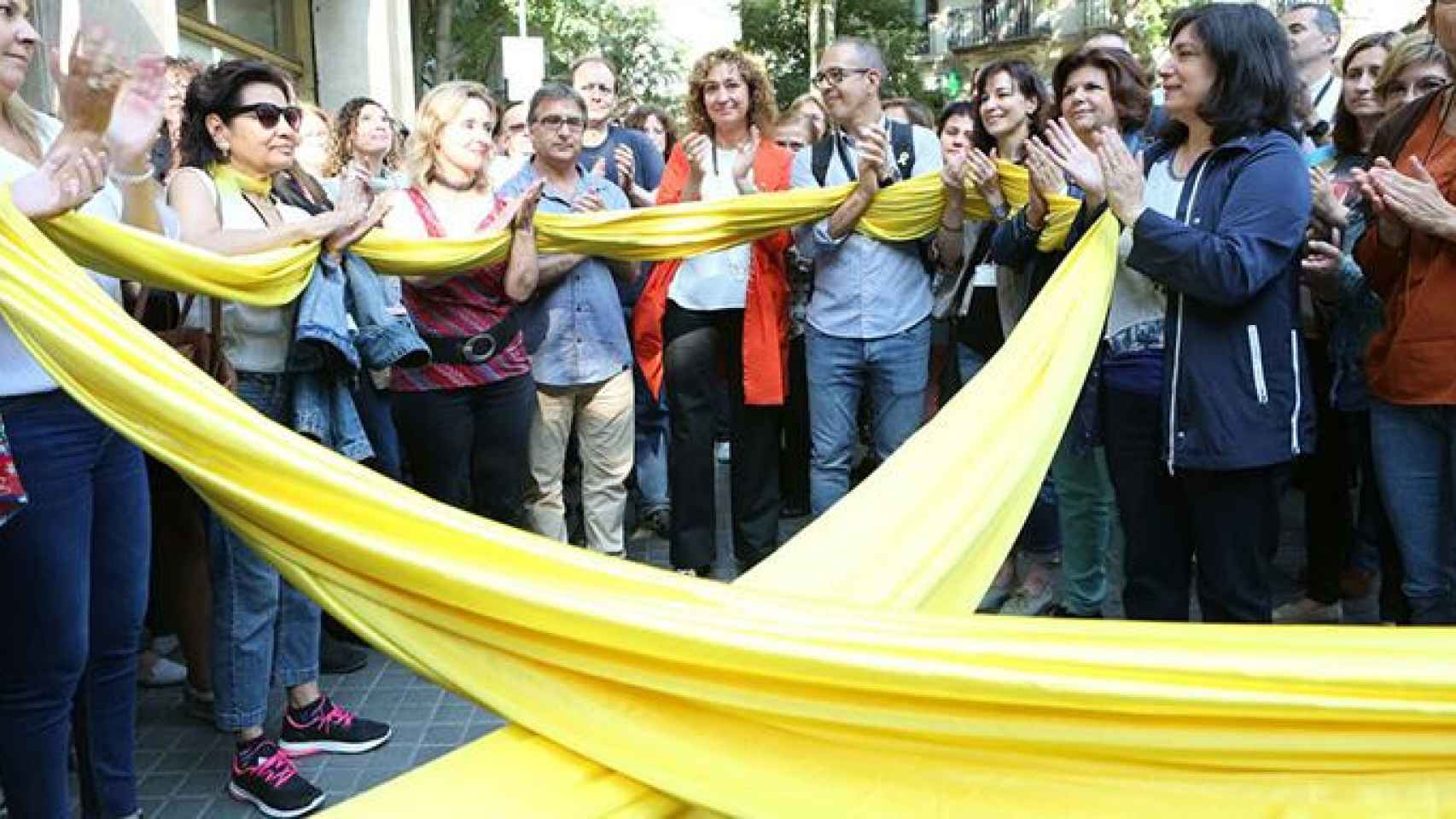 Empleados de la Consejería de Justicia reciben con un gran lazo amarillo a Ester Capella tras tomar posesión del cargo / JUSTICIA