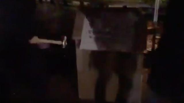 Unos individuos destrozan a martillazos la placa del 1-O de Sant Cugat / CG