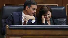 El presidente del Gobierno, Pedro Sánchez, conversa con la vicepresidenta, Carmen Calvo, durante la sesión de control al Ejecutivo en el Congreso / EFE