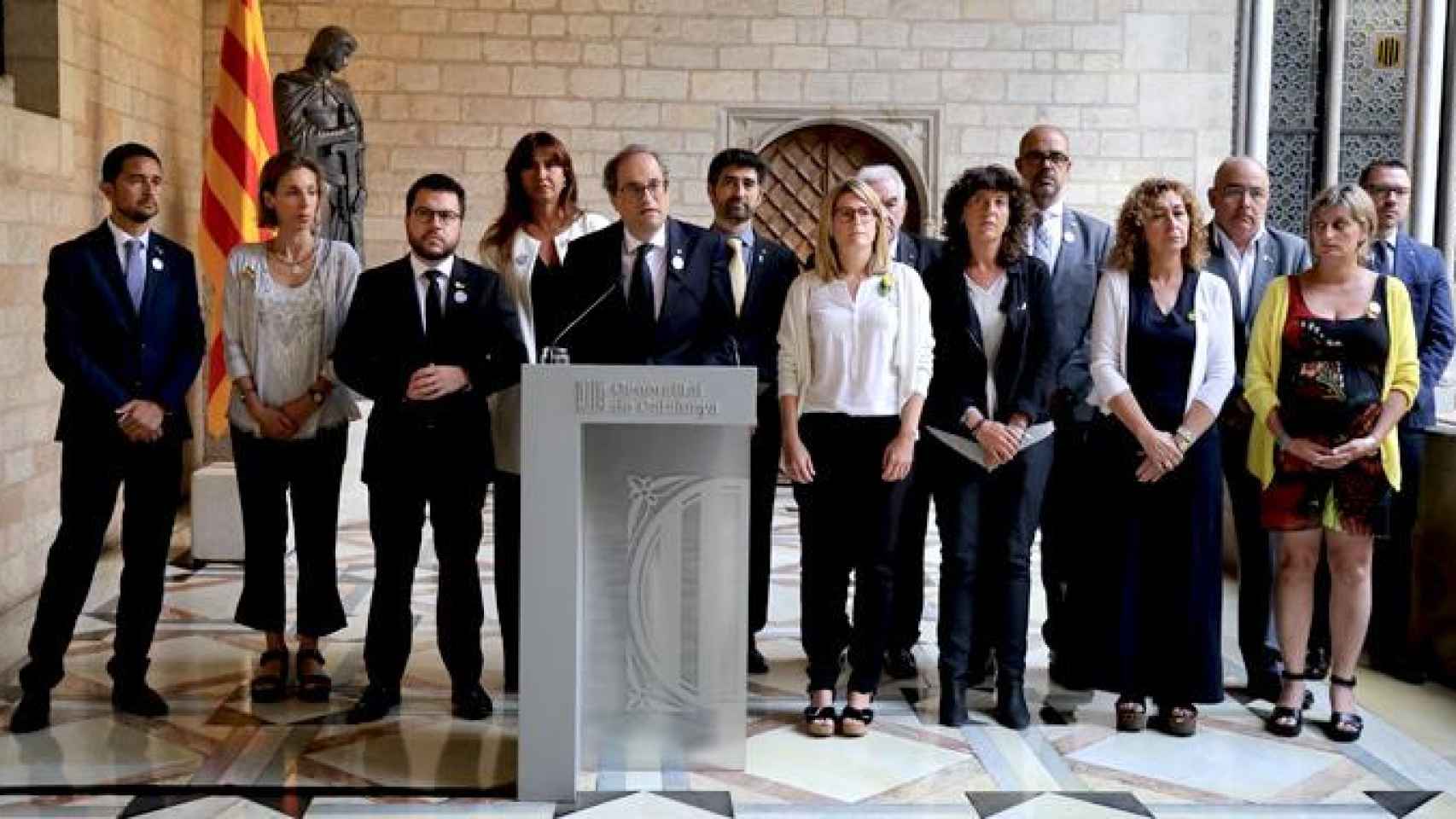 El presidente de la Generalitat, Quim Torra, junto al resto del Gobierno catalán en la lectura de la declaración institucional del 17A / GENCAT