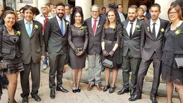 El presidente de la Generalitat, Quim Torra, acompañado de hombres y mujeres, éstas de negro, con peineta y mantilla, en la Patum de Berga