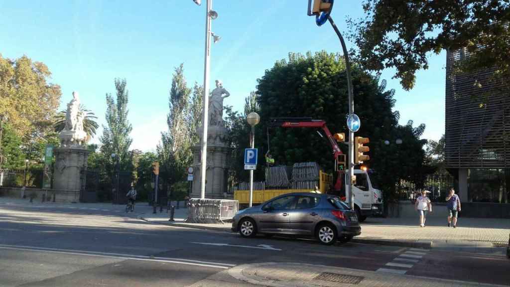 Vallas en la entrada del Parque de la Ciutadella, donde se encuentra el Parlament / TWITTER