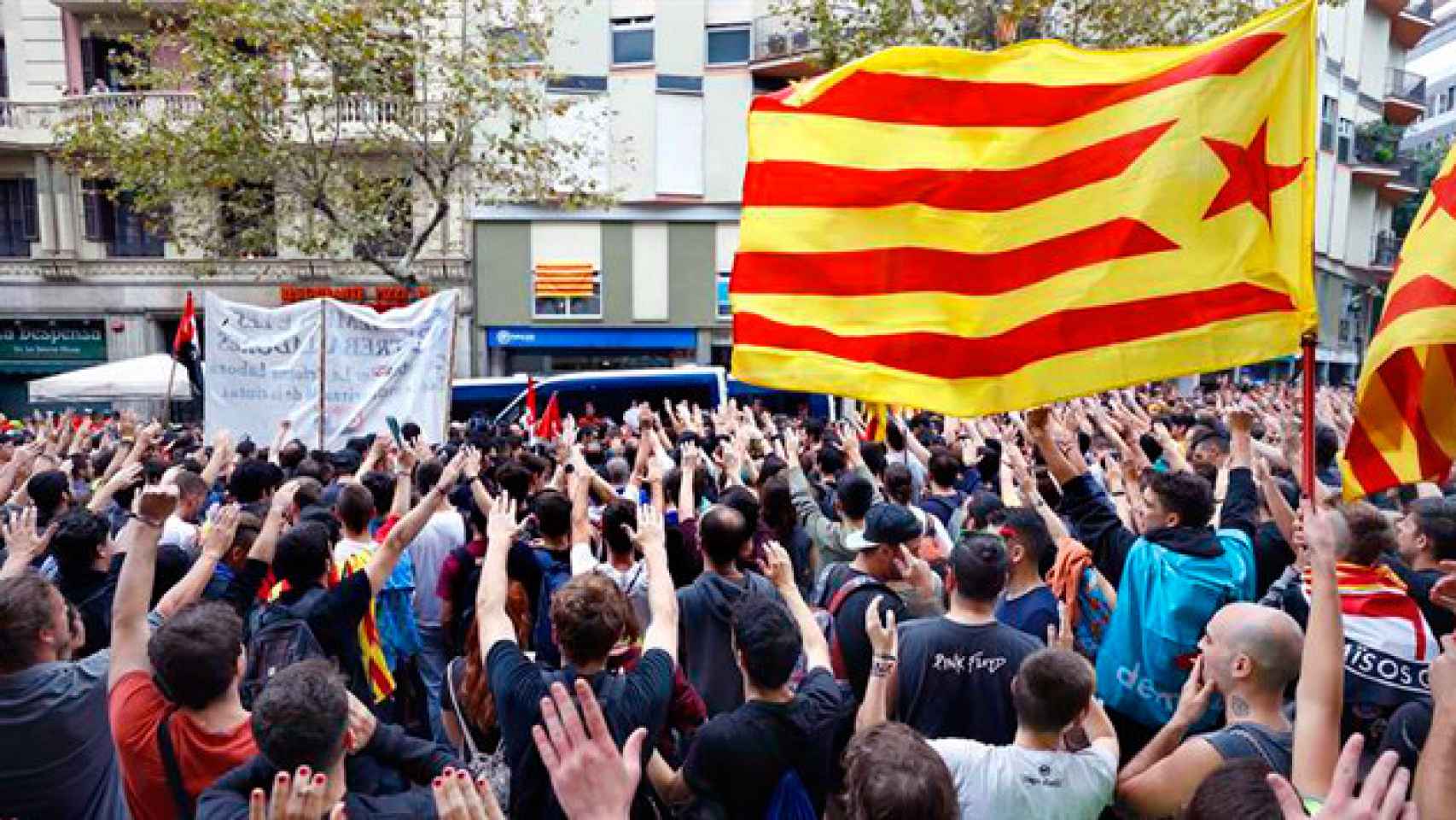 Vista de la concentración esta mañana ante la sede del PP en Barcelona, blindada por un perímetro de vallas y furgones de los Mossos d'Esquadra / EFE