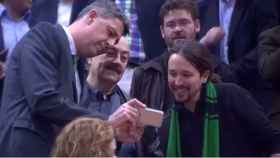 Xavier García Albiol (PP) muestra su móvil a Pablo Iglesias (Podemos) ante la mirada del líder podemita en Cataluña, Albano Dante Fachin, en la pista de la 'Penya' / CG