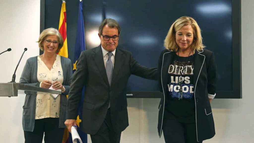 La exconsejera de Enseñanza Irene Rigau, el expresidente de la Generalitat Artur Mas, y la exvicepresidenta Joana Ortega, en una imagen de archivo / EFE