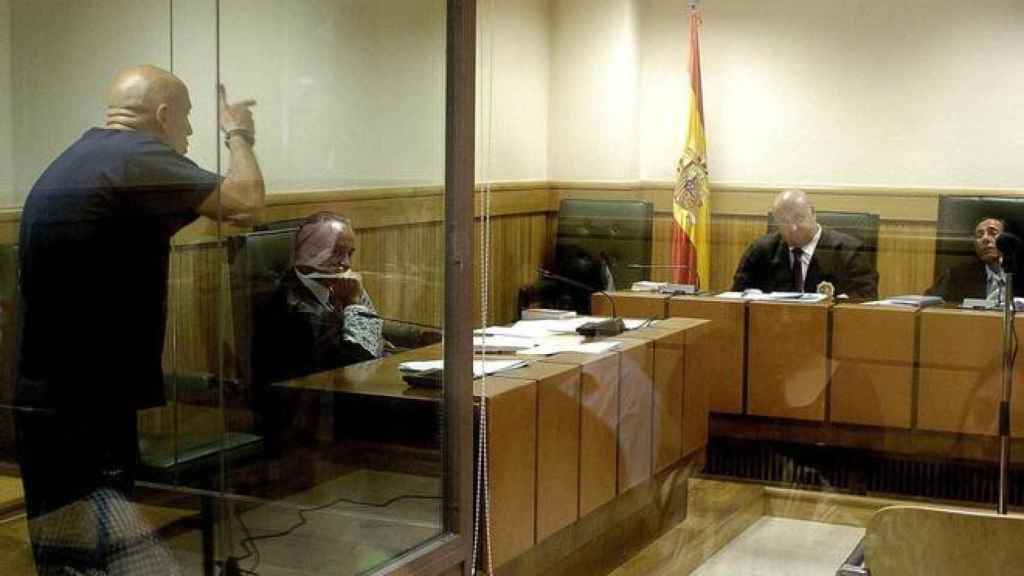 El etarra amenazando al presidente del Tribunal que le juzgaba en 2006 / EFE