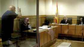 El etarra amenazando al presidente del Tribunal que le juzgaba en 2006 / EFE