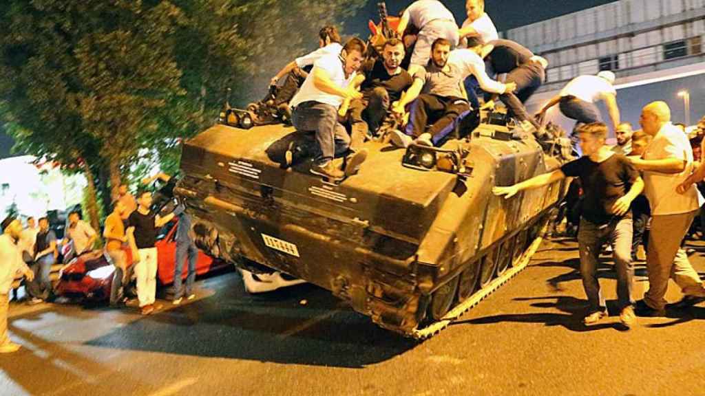 Partidarios de Erdogan toman un tanque de los militares sublevados en Estambul.