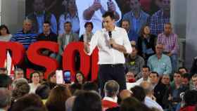 El líder del PSOE, Pedro Sánchez, durante su intervención en un acto público organizado por su partido con motivo del Día de la Rosa, hoy en Mérida.