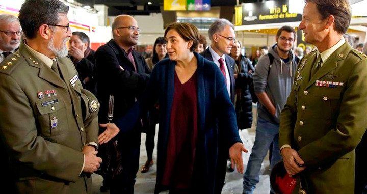 Ada Colau, alcaldesa de Barcelona, discutiendo con dos militares en el Salón de la Enseñanza en 2016 / EFE