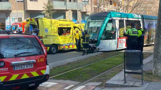 Accidente entre un convoy del Tram de Barcelona y una ambulancia del Sistema d'Emergències Mèdiques (SEM) en el cruce de la avenida Diagonal con la calle Lacuna / EUROPA PRESS