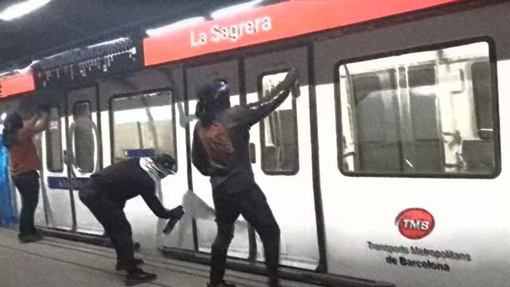 Un grupo de grafiteros hace una pintada en el Metro, operado por TMB / CG