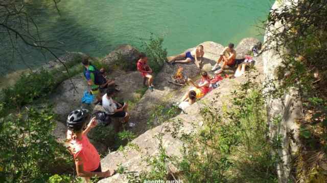 Grupo de jóvenes denunciados por hacer un fuego en una zona en nivel alto por riesgo de incendios / AGENTS RURALS