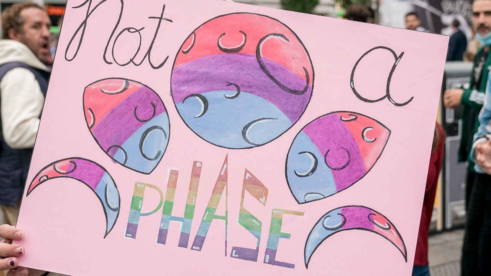 Un hombre con un cartel en el que se lee Not a Phase participa en una concentración por el Día Internacional de la Visibilidad Bisexual / EUROPA PRESS