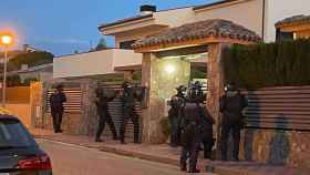 Los agentes de los Mossos durante el registro a la casa de Collbató en la que fueron detenidos los tres hombres que hoy han ingresado en prisión / MOSSOS