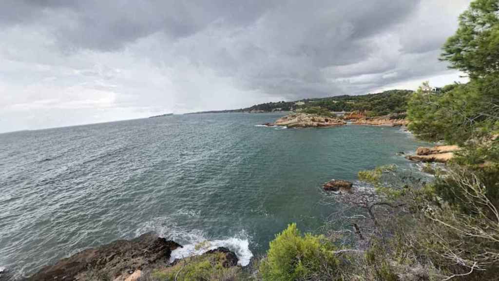 Punta de l'Àliga, playa donde ha sido localizado un hombre flotando en el mar / MAPS