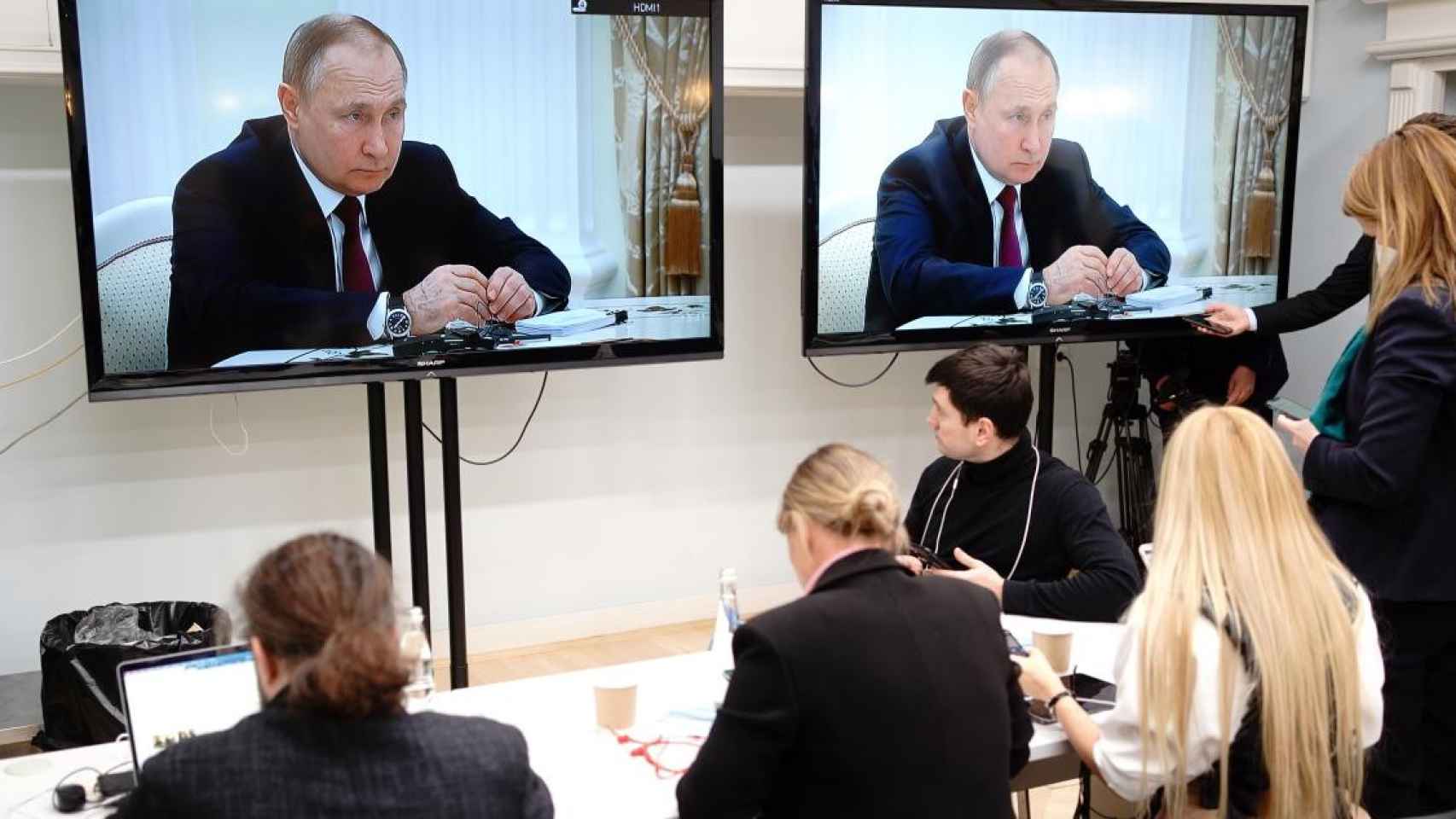 Varios periodistas en una rueda de prensa en Rusia, desde donde se suspende la cobertura por parte de medios españoles / EUROPA PRESS