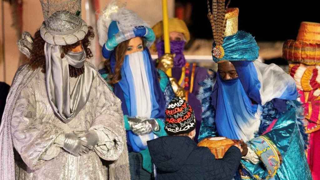 Los Reyes Magos, en una cabalgata de Barcelona, donde este año no se repartirán caramelos / EFE