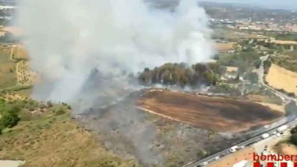 Incendio en Sant Esteve de Sesrovires (Barcelona) / @BOMBERSCAT (TWITTER)